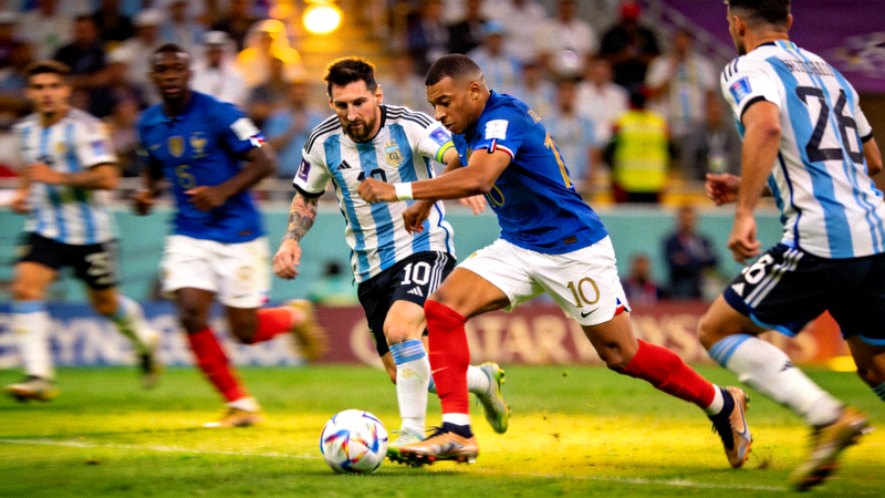 2026世界杯决赛阿根廷对阵法国，梅西与姆巴佩在比赛中激烈对抗的瞬间