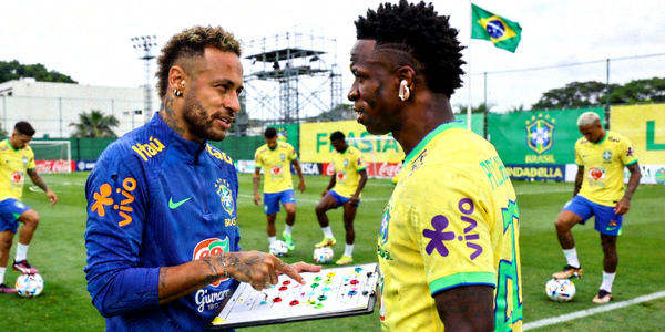 巴西队内马尔与维尼修斯等新一代球星在训练中交流，展现球队新老交替