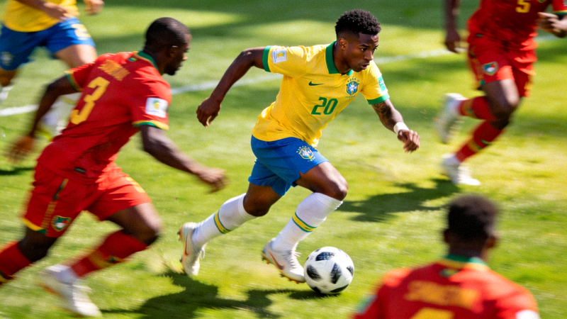巴西前锋小维尼修斯在世界杯预选赛中连续过人展现华丽脚下技术的镜头
