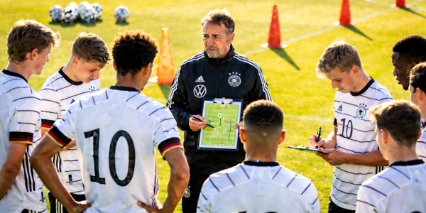 德国队穆西亚拉等新生代球员在纳格尔斯曼指导下进行战术演练