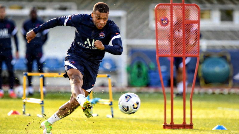 法国队前锋基利安·姆巴佩在巴黎圣日耳曼俱乐部训练中展现速度和射门技巧的高清照片