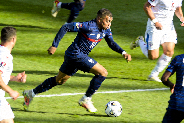 法国国家队核心球员姆巴佩在比赛中带球突破的精彩瞬间