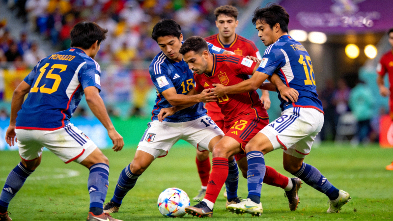 日本队球员在2026世界杯小组赛中紧密防守，限制西班牙传控体系的比赛画面