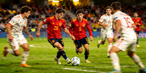 西班牙队加维、佩德里等新一代中场核心在比赛中控制节奏的画面