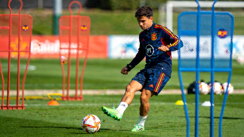 西班牙中场佩德里在训练基地进行伤后恢复性训练，专注进行有球练习的照片