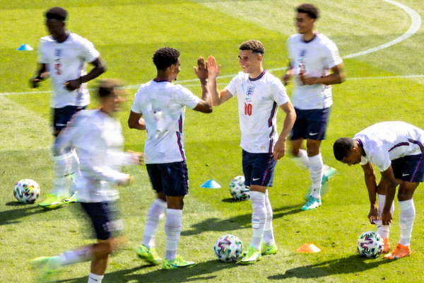 英格兰队众多青年才俊如萨卡、福登、贝林厄姆等在训练中欢声笑语，展现活力