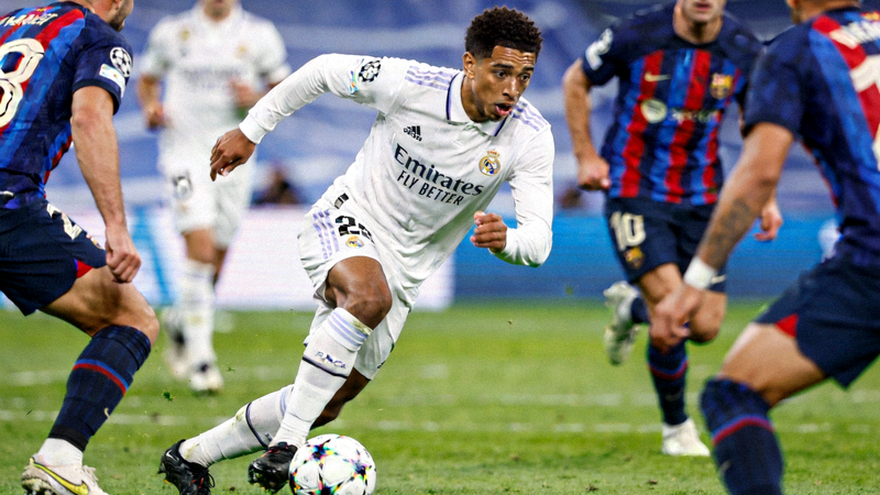 英格兰中场裘德·贝林厄姆在皇家马德里比赛中带球突破的中场指挥官形象