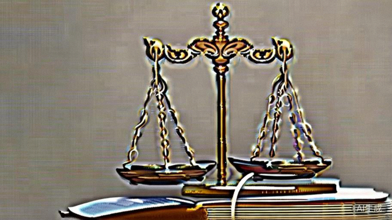 象征公平透明的天平与足球规则手册叠放在一起的创意图片